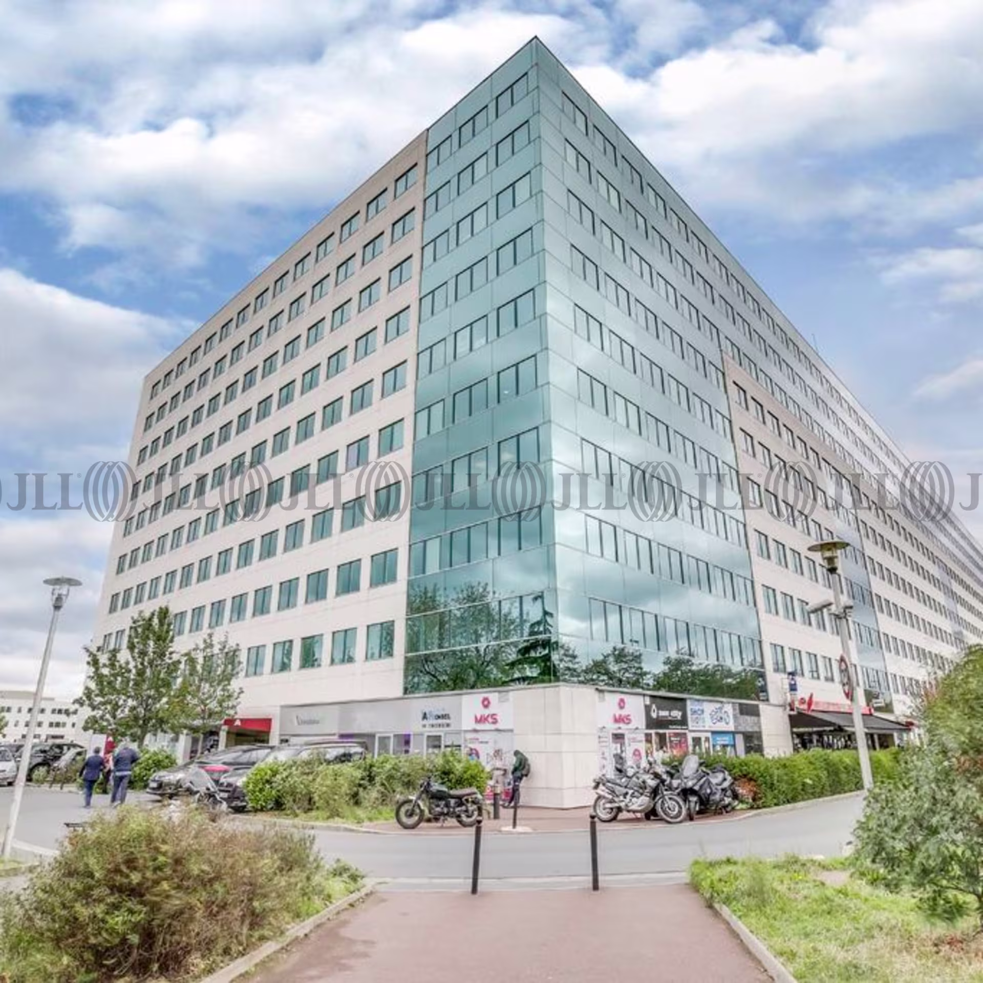 4 AVENUE LAURENT CELY
