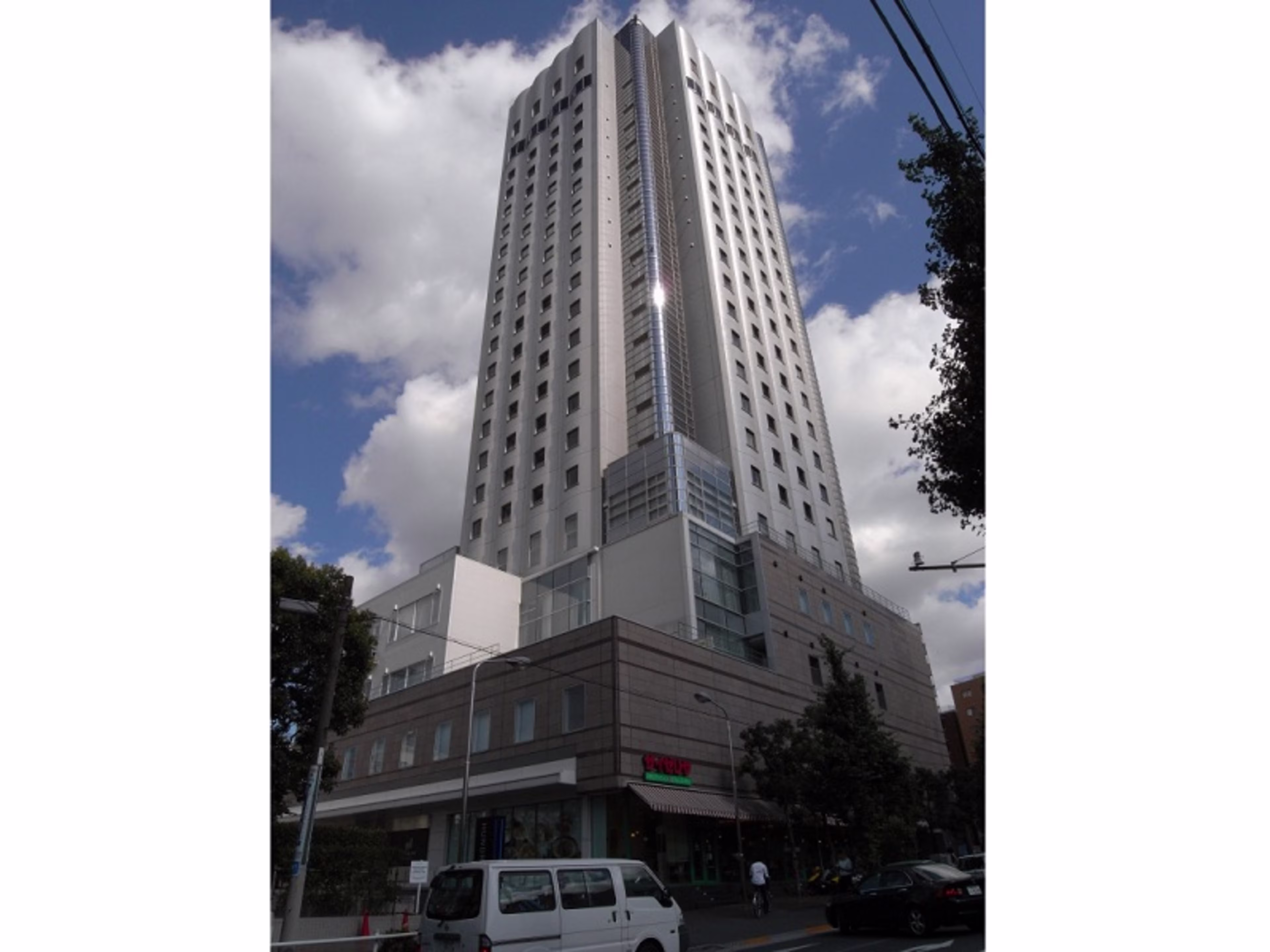 HUNDRED CIRCUS East Tower
