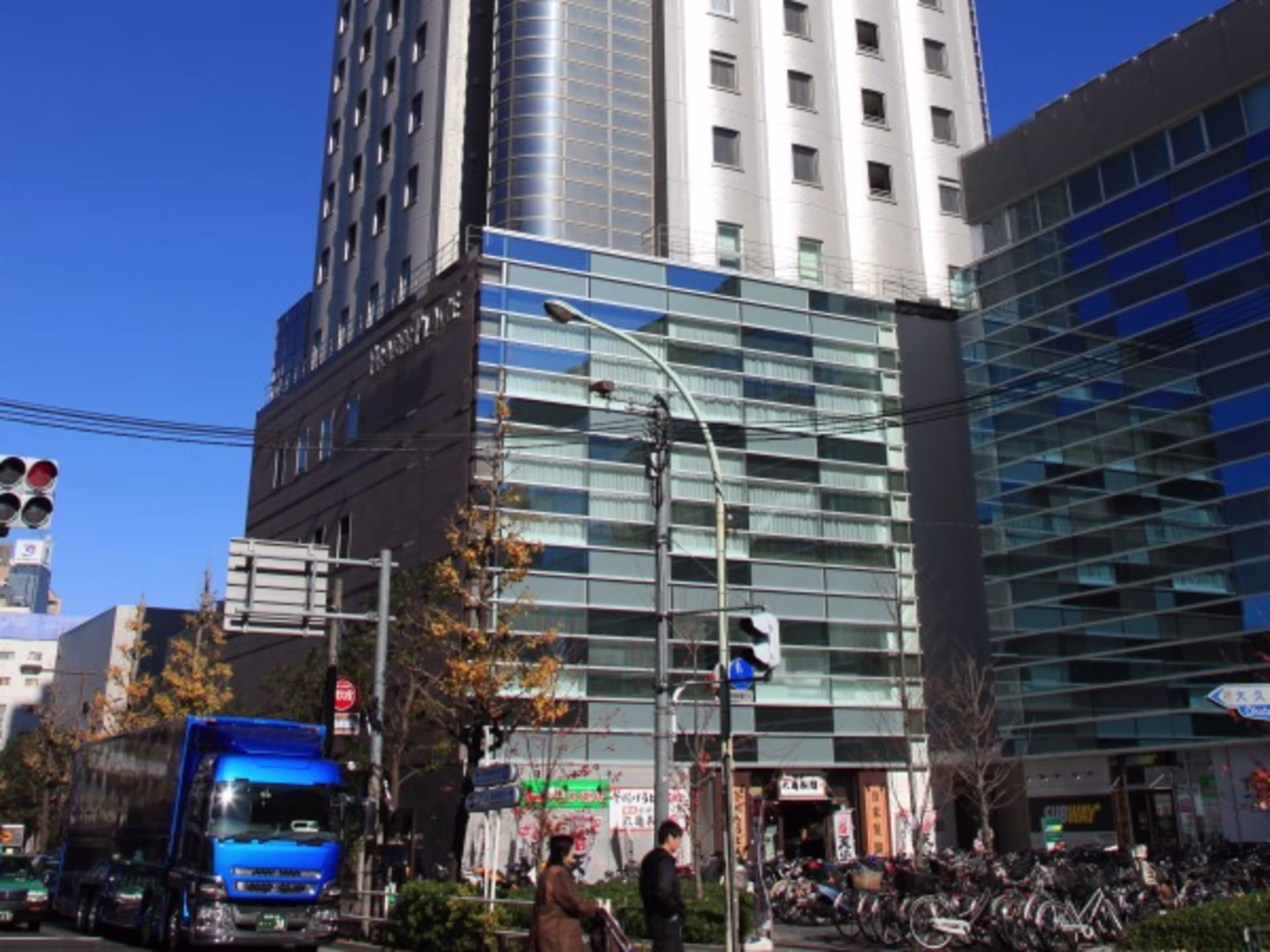 HUNDRED CIRCUS East Tower