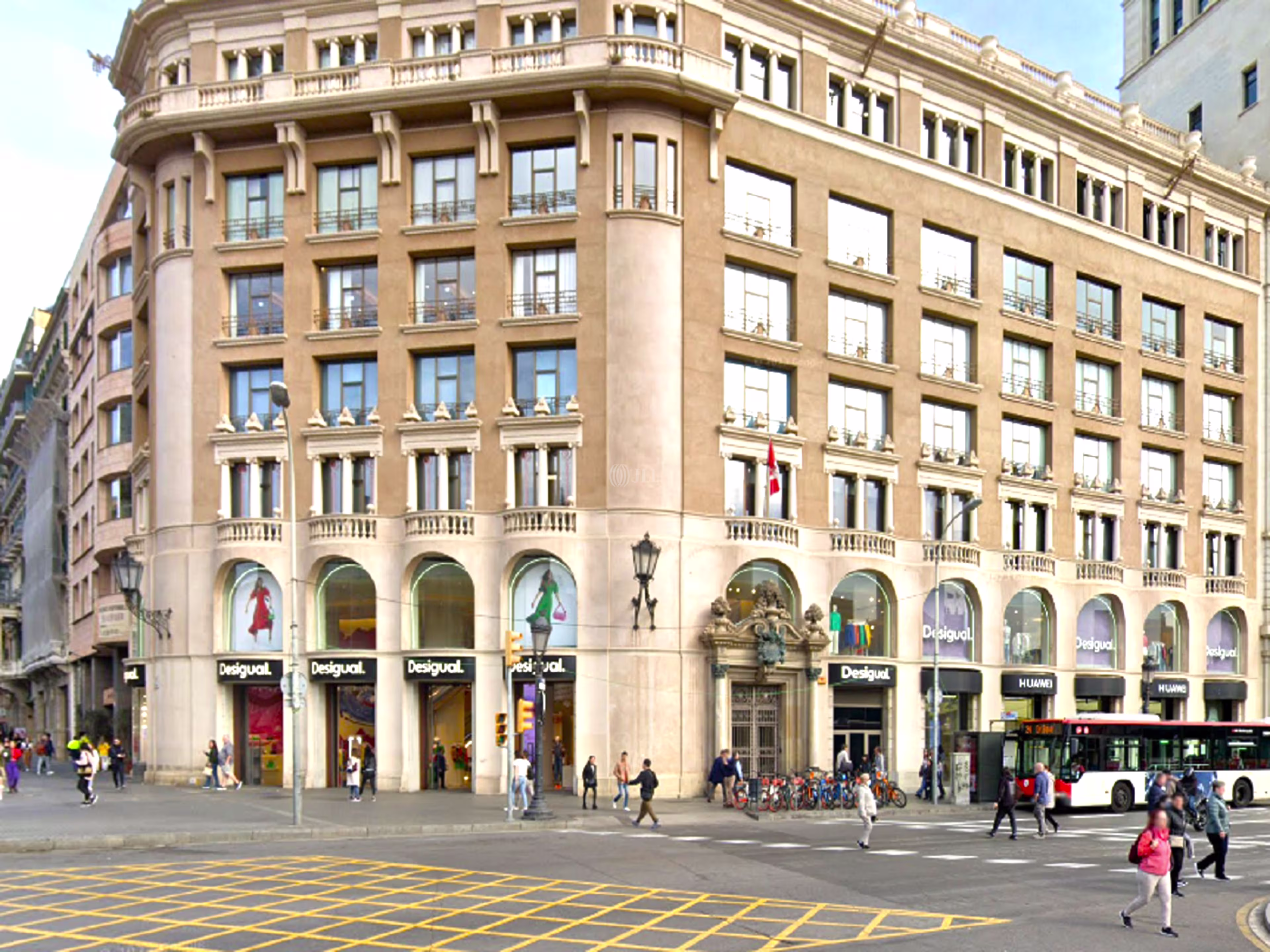 Plaza Catalunya 9, Local derecho