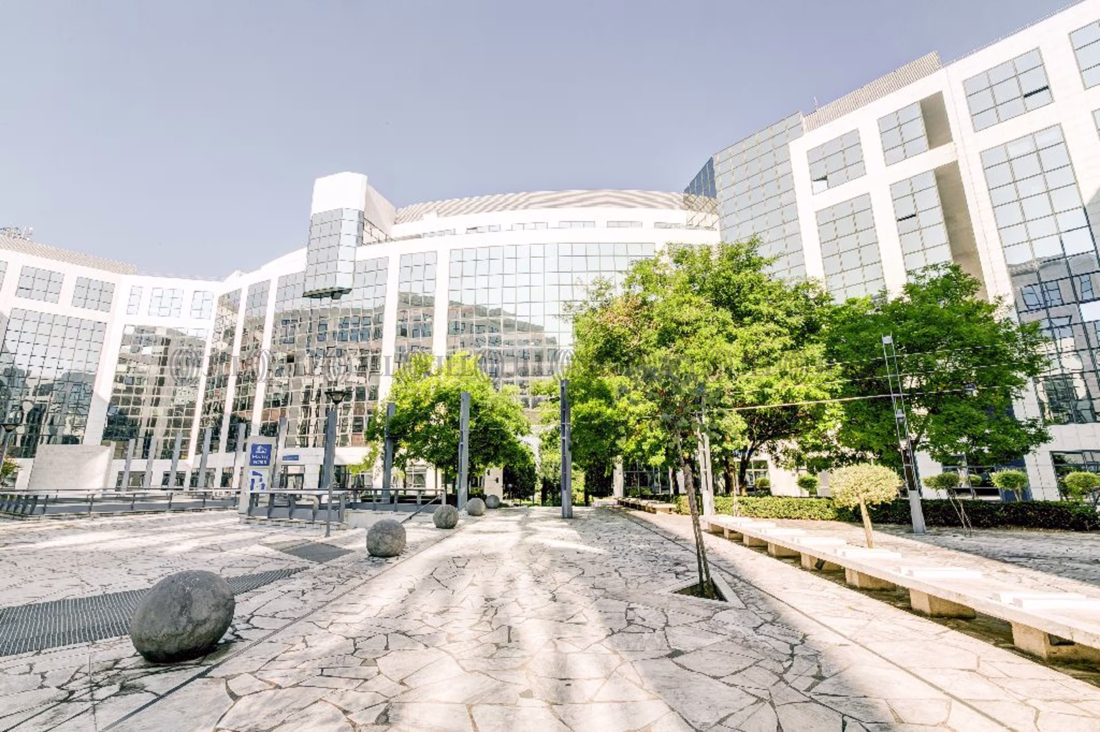 6-8 AVENUE MONTAIGNE