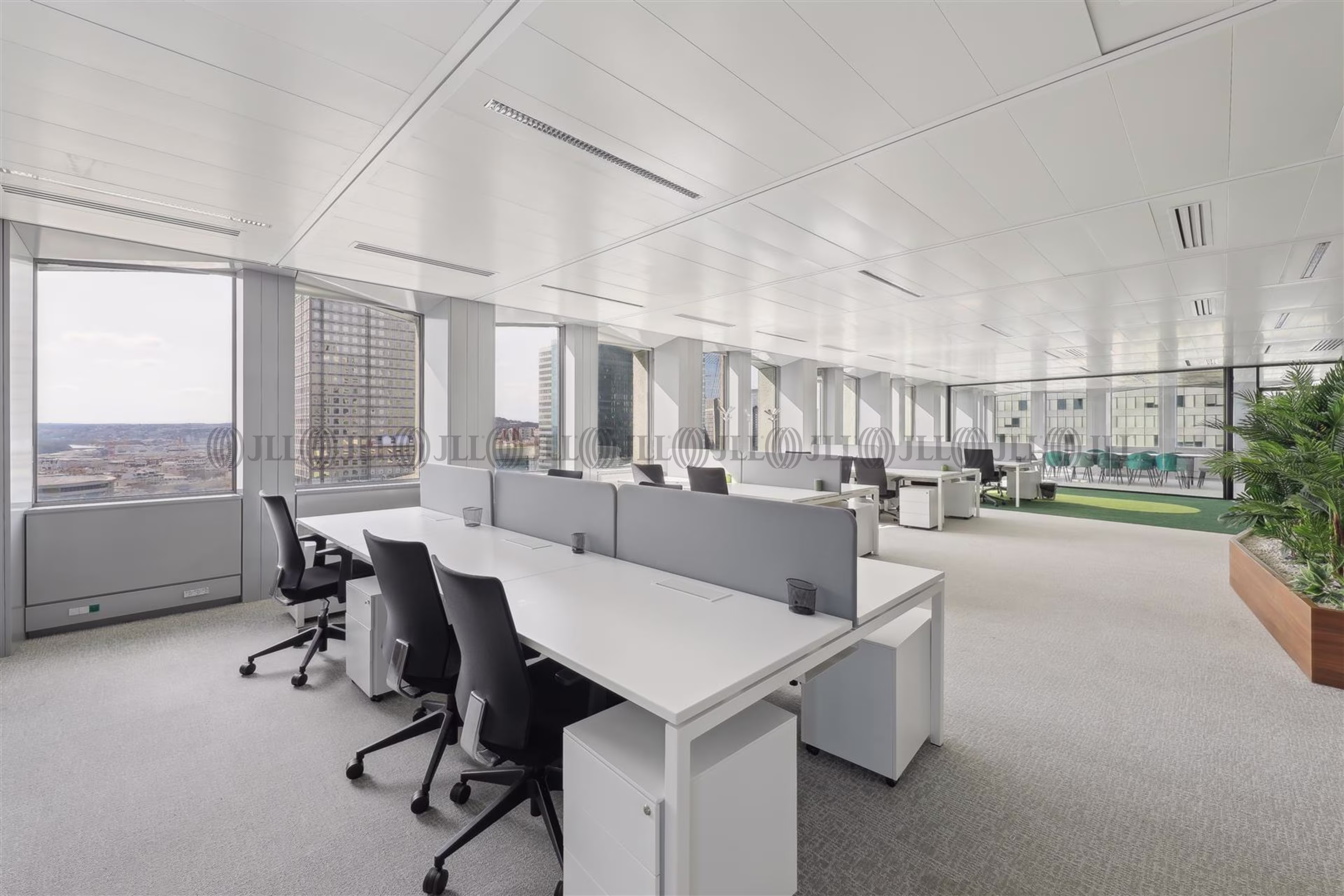 33 PLACE DES COROLLES