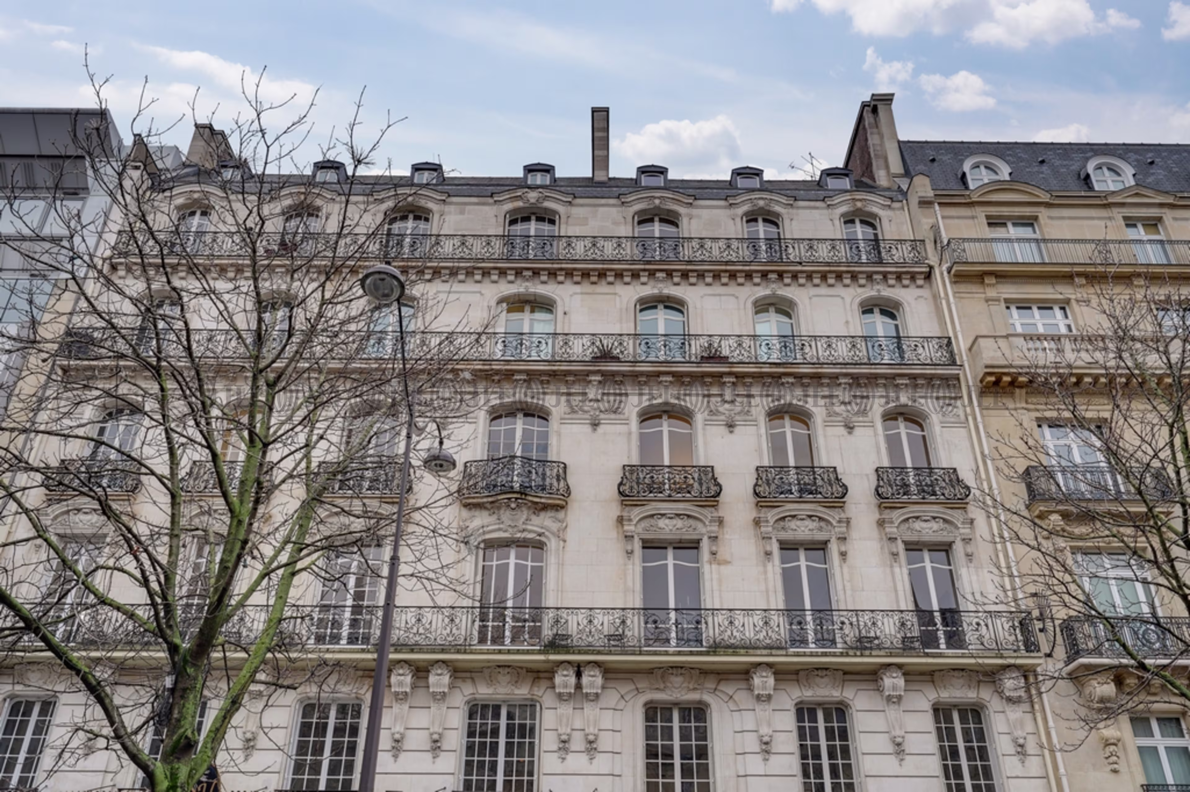 9 AVENUE HOCHE
