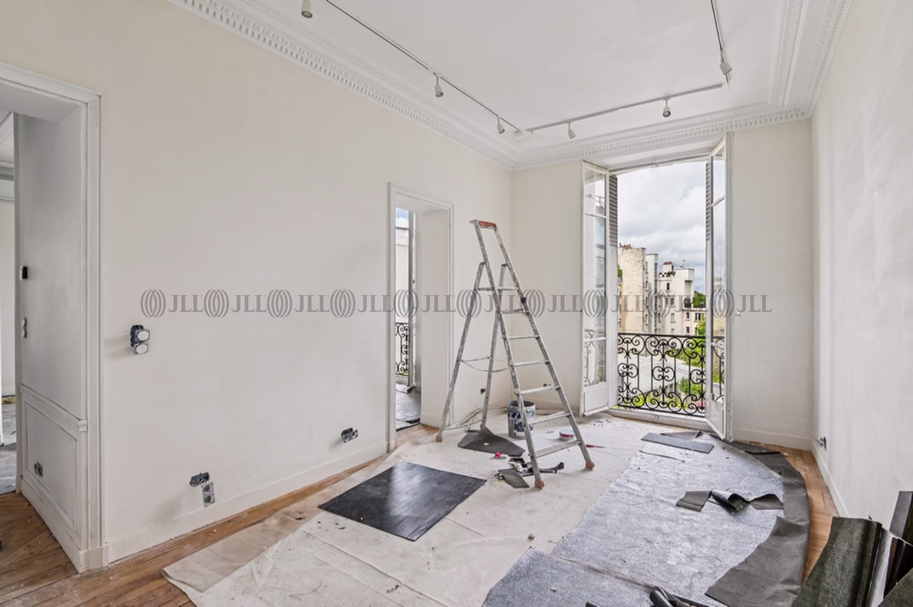 9 AVENUE HOCHE