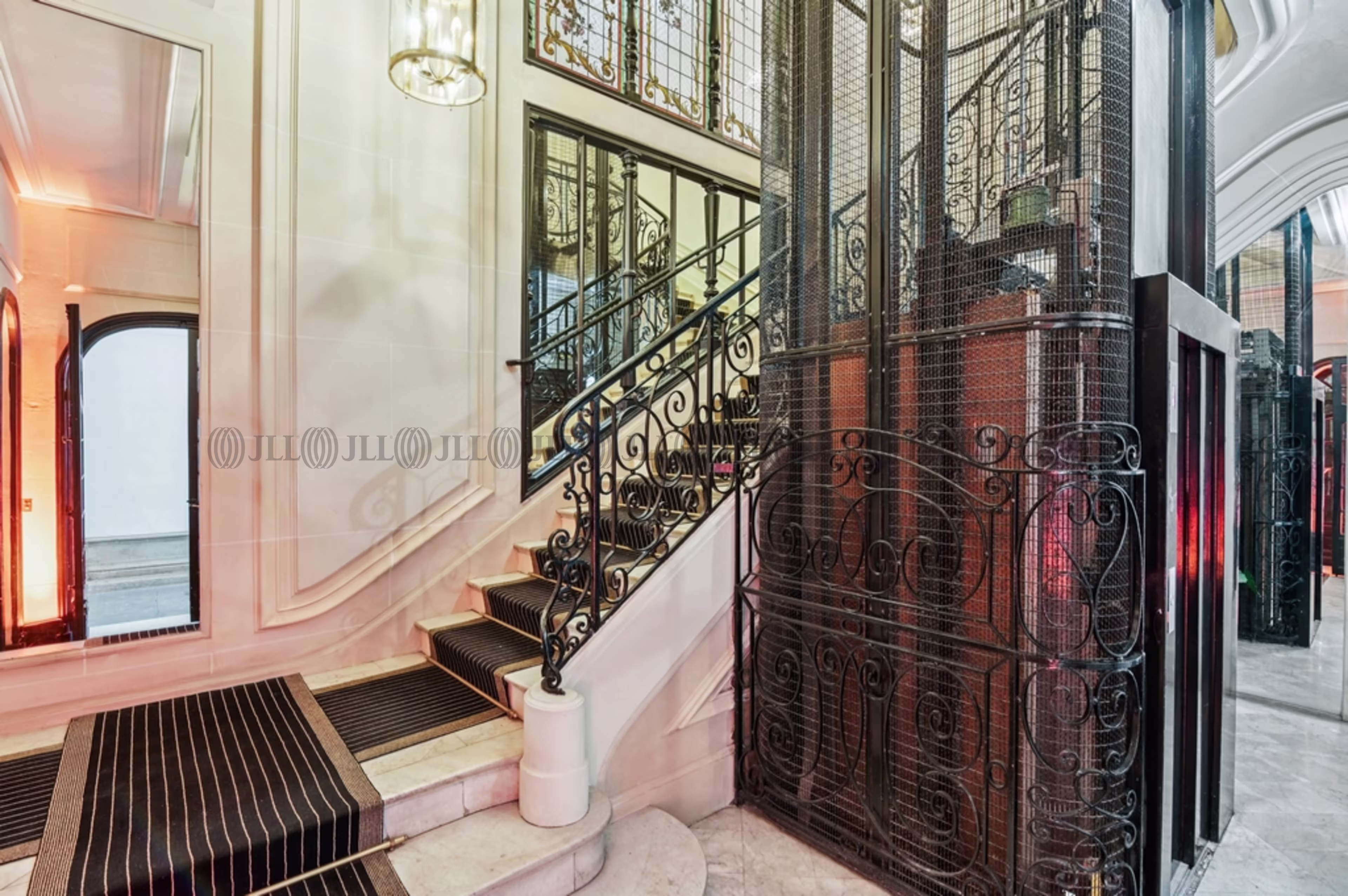 9 AVENUE HOCHE