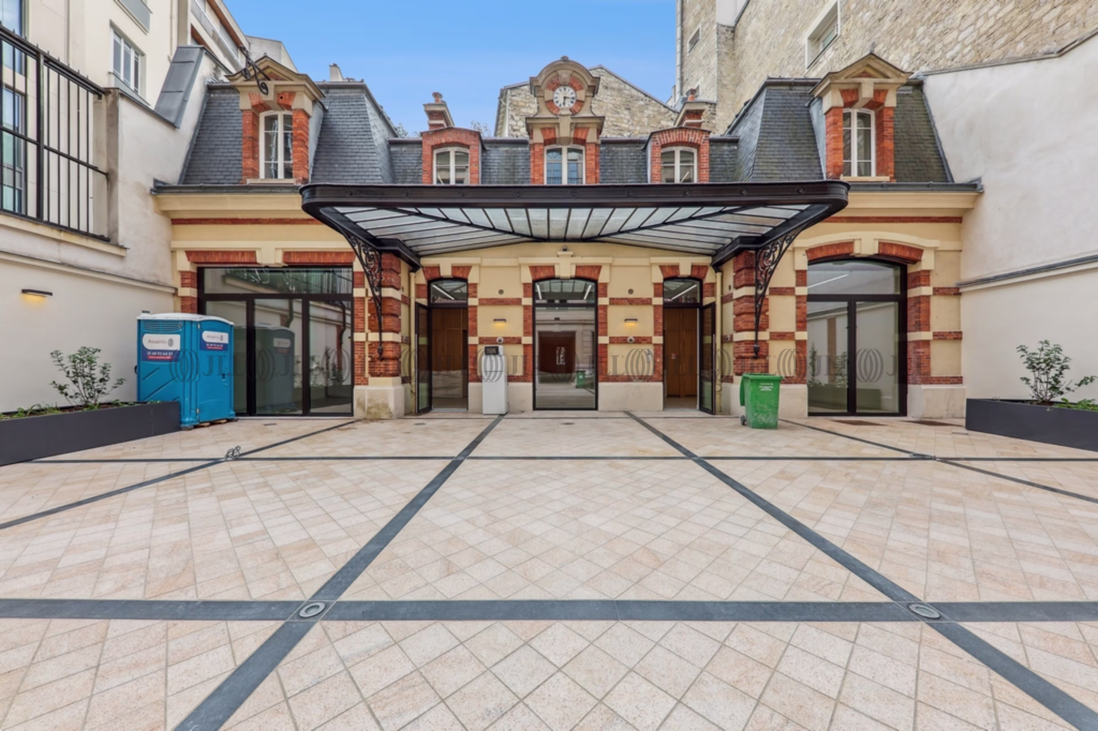 13 AVENUE HOCHE