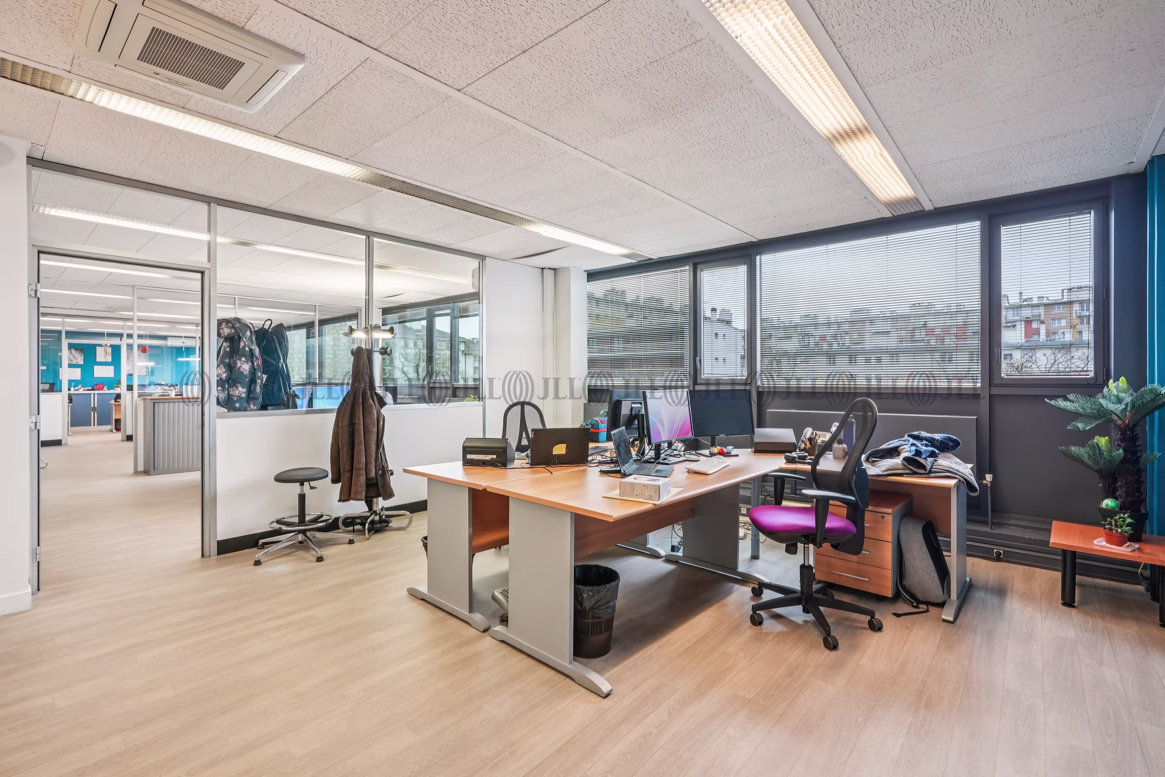 33 AVENUE PIERRE BROSSOLETTE