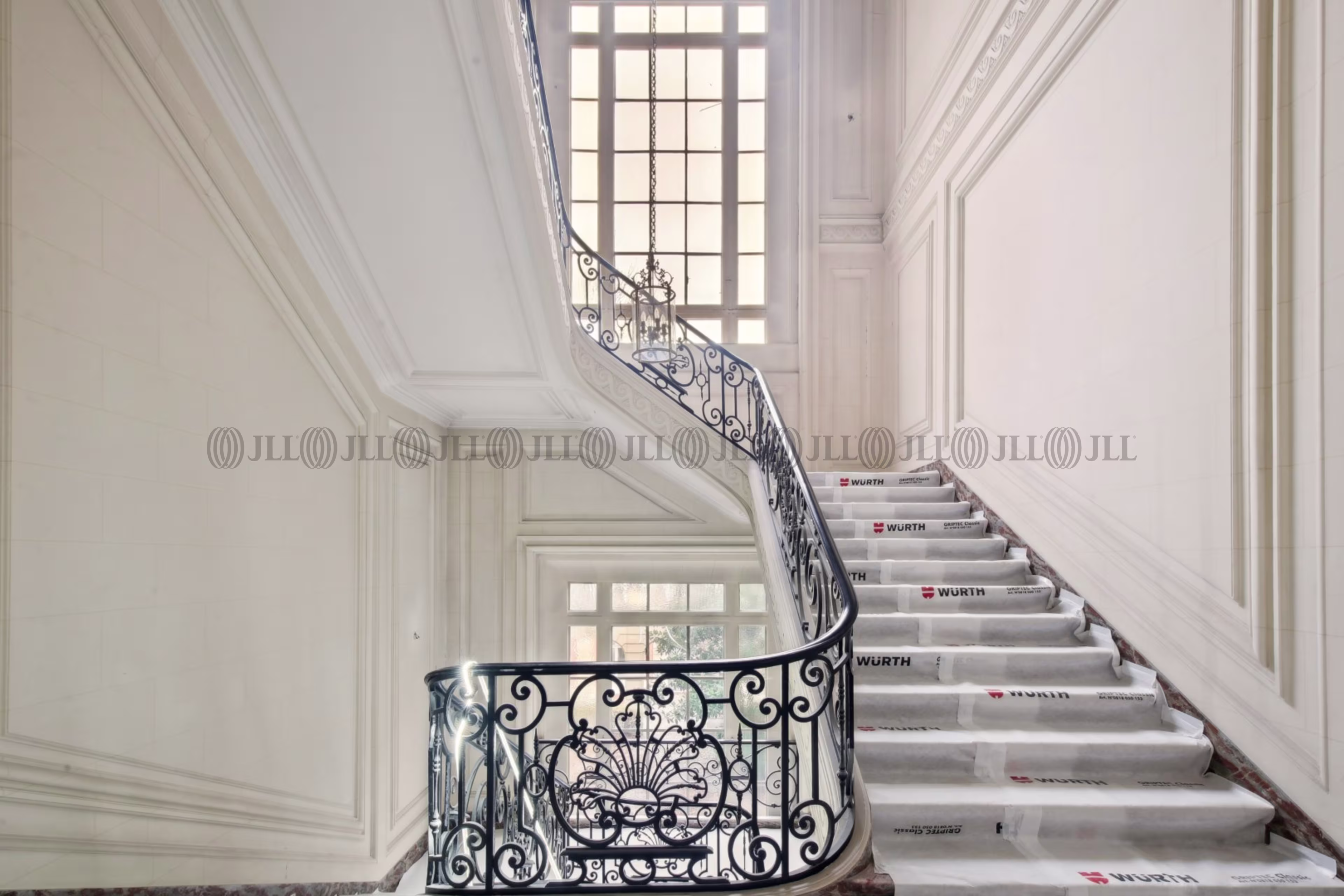 100 AVENUE RAYMOND POINCARE