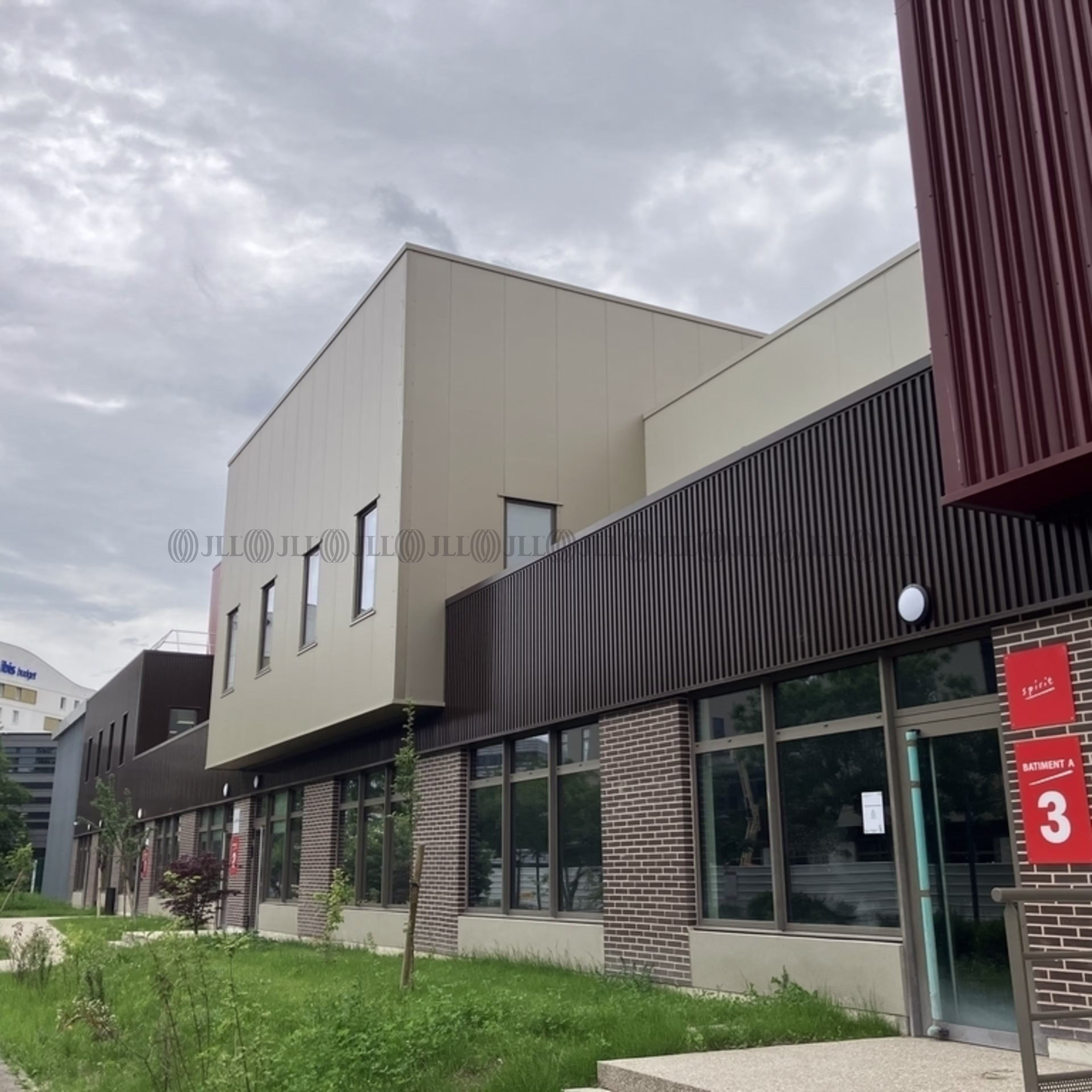  AVENUE DES LOUVRESSES