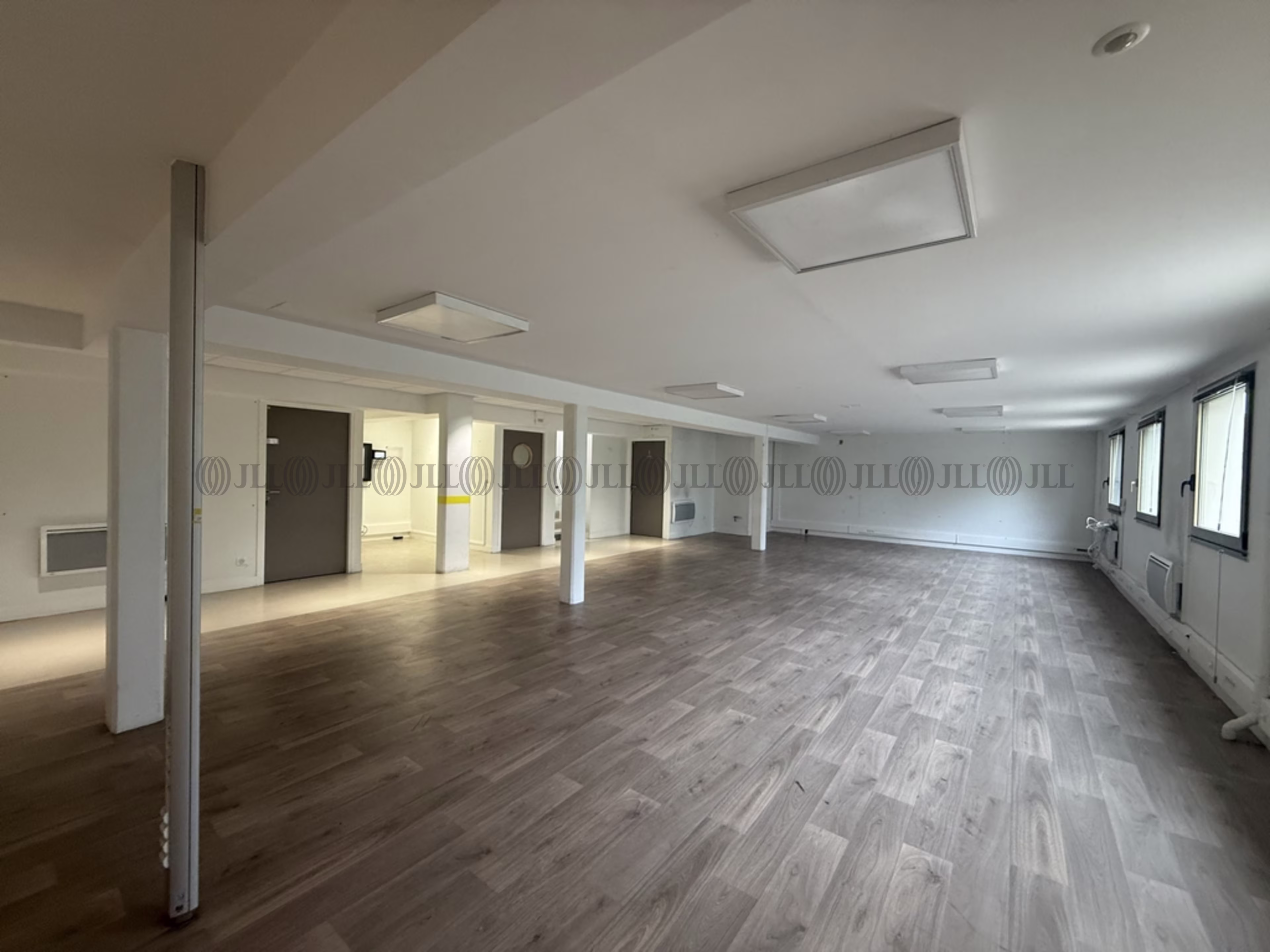 36 RUE DES FRERES LUMIERE