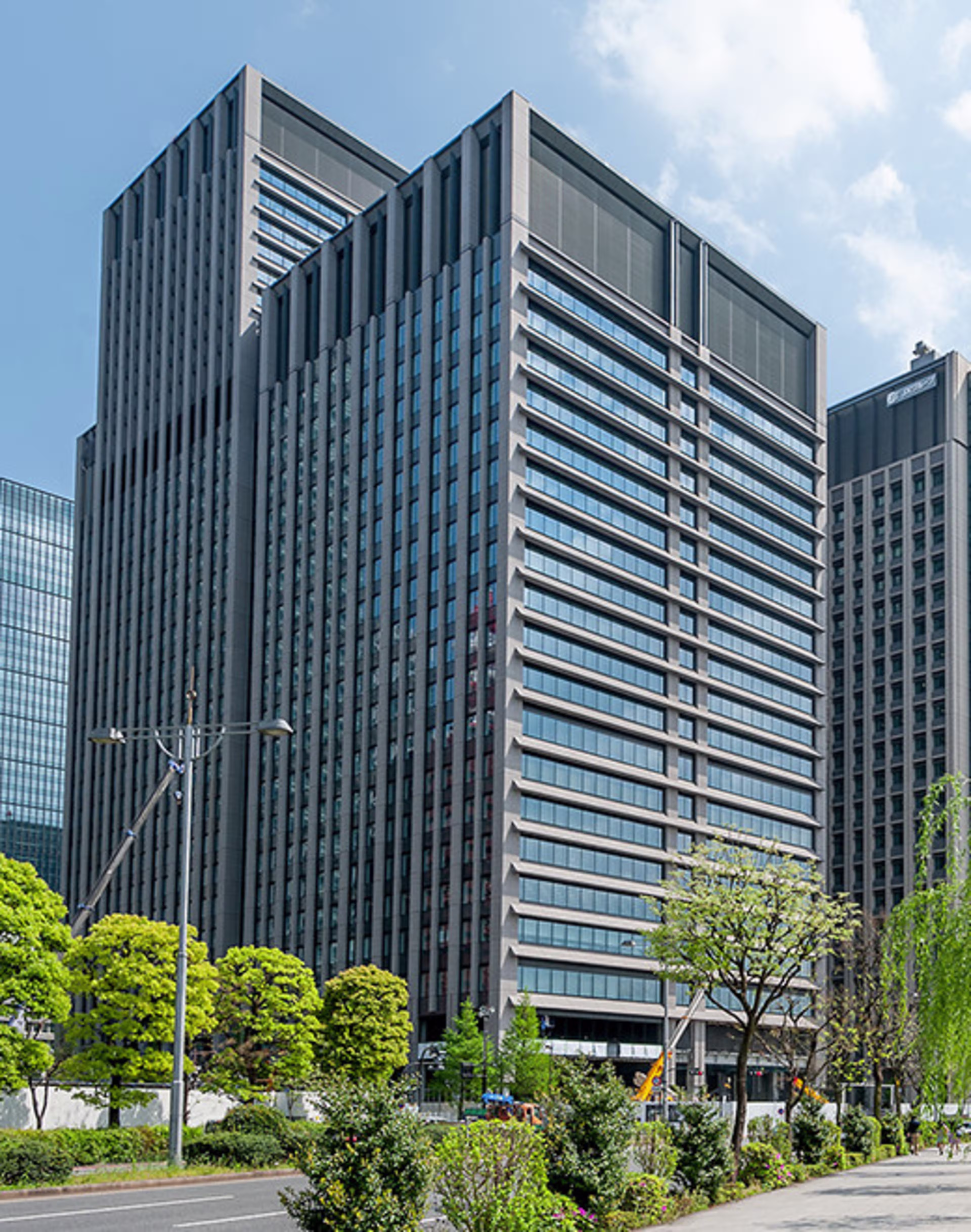 大手町1-1-1