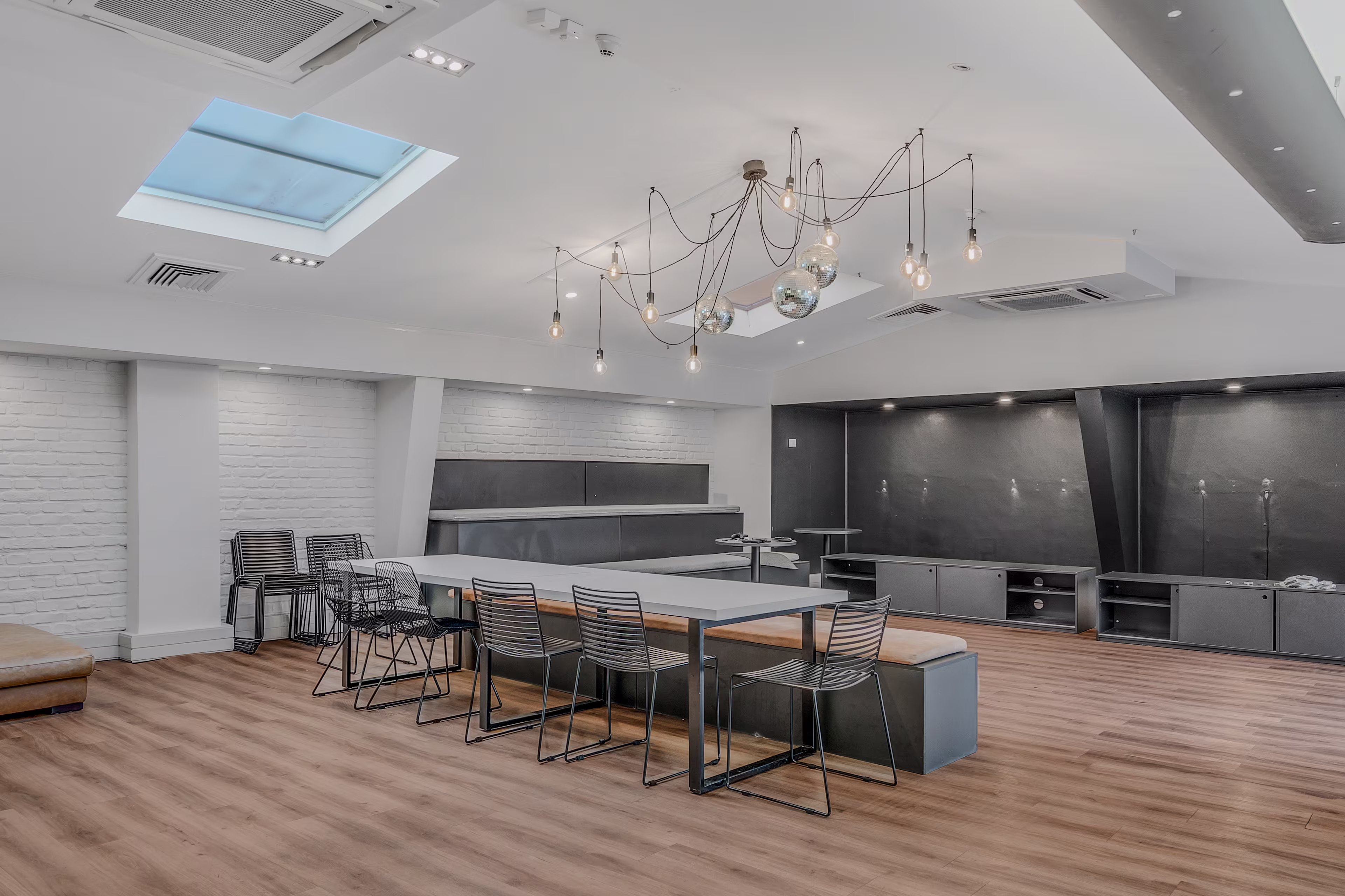 17 - 21 Customs Street E