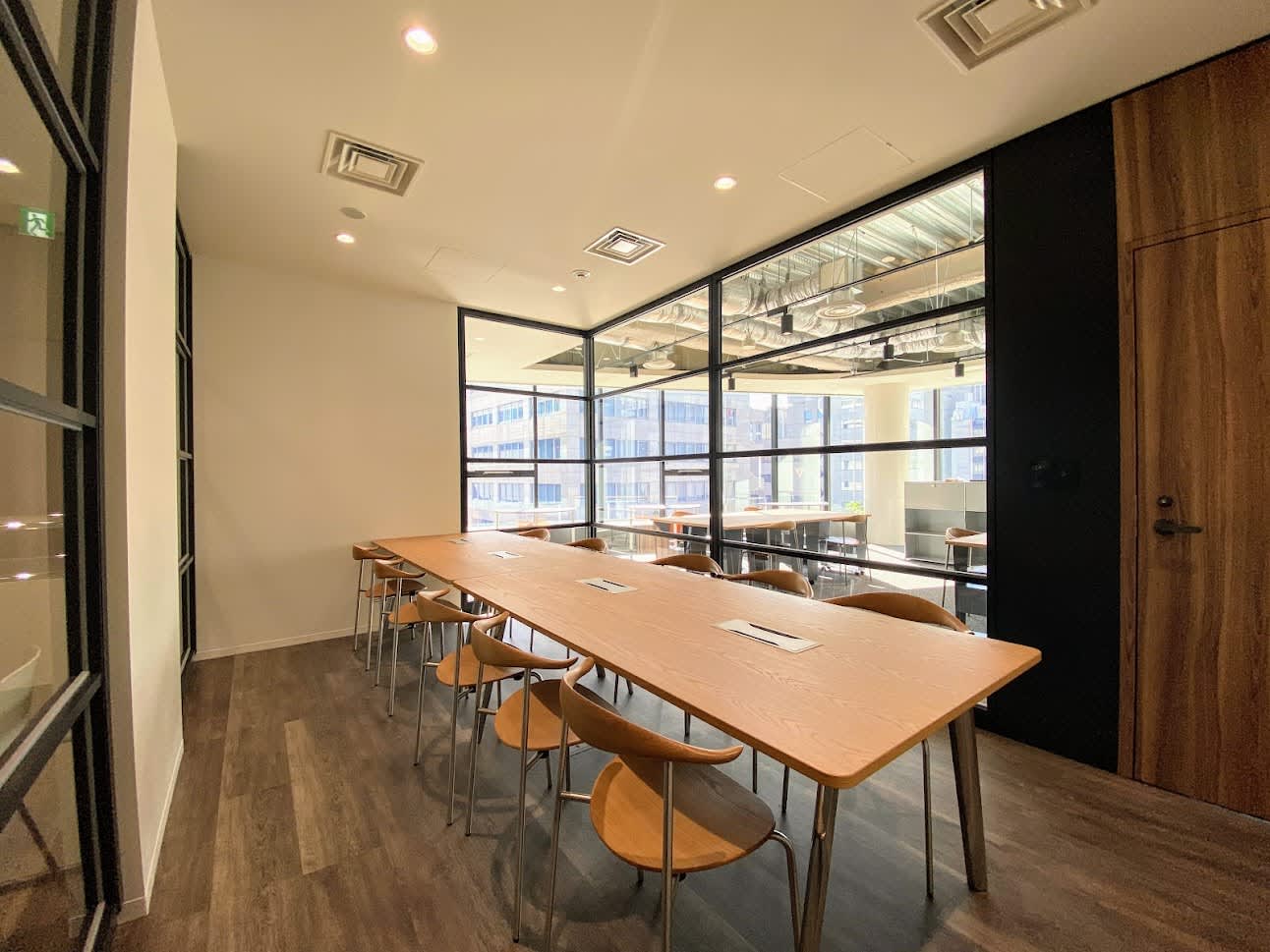 京橋宝町PREXのセットアップオフィスのミーティングスペース(受付・会議室と床材のみのハーフセットアップです。画像にある什器はイメージで含まれません)