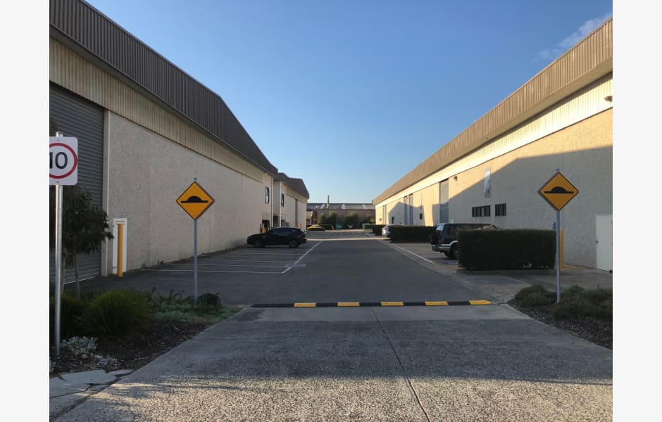 Unit-9-Office-for-Lease-4320-f0ea5aff-4970-45a8-ba7a-345e7ddfb8c8_driveway